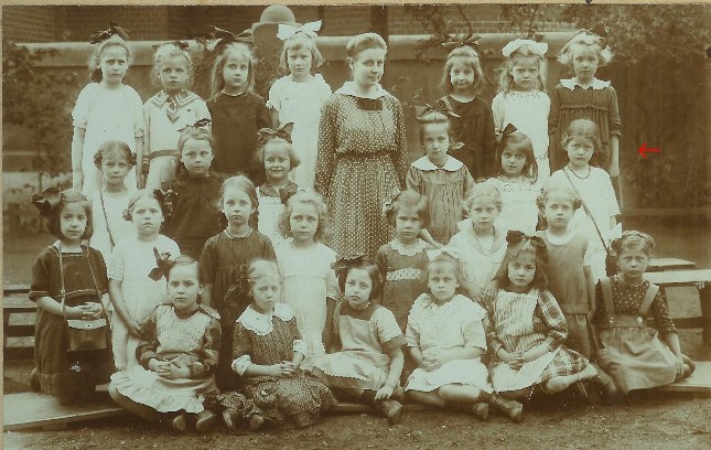 Klassenfoto - Herta Hinnerichs (ganz rechts, 2 Reihe von hinten)